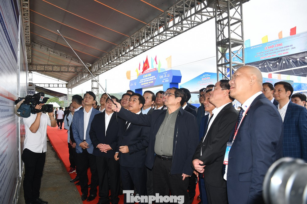 Thủ tướng Phạm Minh Chính cùng đoàn công tác nghe báo cáo về công tác giải phóng mặt bằng dự án cao tốc Bắc - Nam.