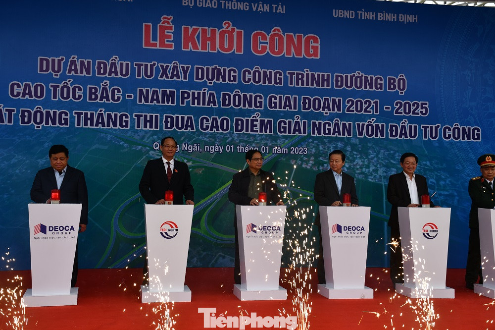 Thủ tướng Chính phủ Phạm Minh Chính nhấn nút khởi công đồng loạt 12 dự án thành phần thuộc dự án đầu tư xây dựng đường bộ cao tốc Bắc Nam phía Đông giai đoạn 2021 - 2025.
