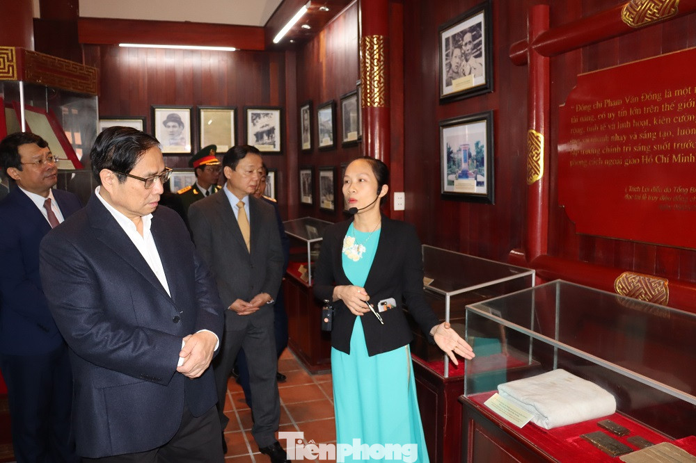 Thủ tướng Phạm Minh Chính và Đoàn công tác Chính phủ dâng hoa, dâng hương viếng Cố Thủ tướng Phạm Văn Đồng tại Khu Lưu niệm Thủ tướng Phạm Văn Đồng ở xã Đức Tân, huyện Mộ Đức.