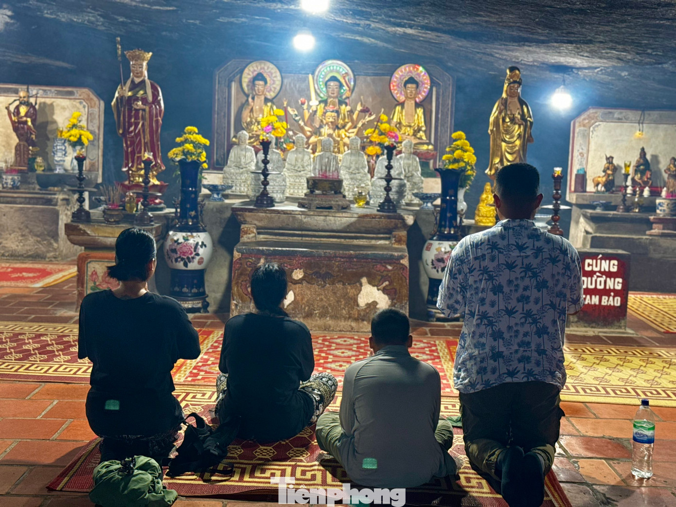 Ngư dân Lý Sơn tâm niệm, đến lễ ở chùa hang sẽ được chở che và phù hộ cho những chuyến đi biển bình an. Ảnh: Nguyễn Ngọc