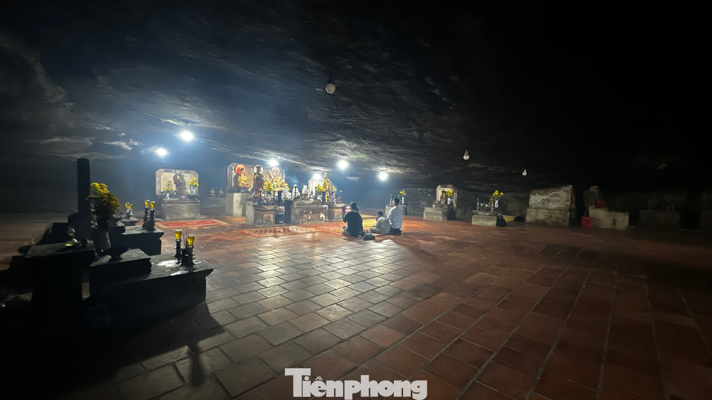 Chùa Hang có chiều sâu 24 m, rộng 20 m, cao 3,2 m. Trong chính điện có nhiều ban thờ Phật, các vị tiền hiền của làng An Hải (huyện Lý Sơn). Do nằm trong hang đá nên không khí trong chùa mát mẻ quanh năm. Ảnh: Nguyễn Ngọc