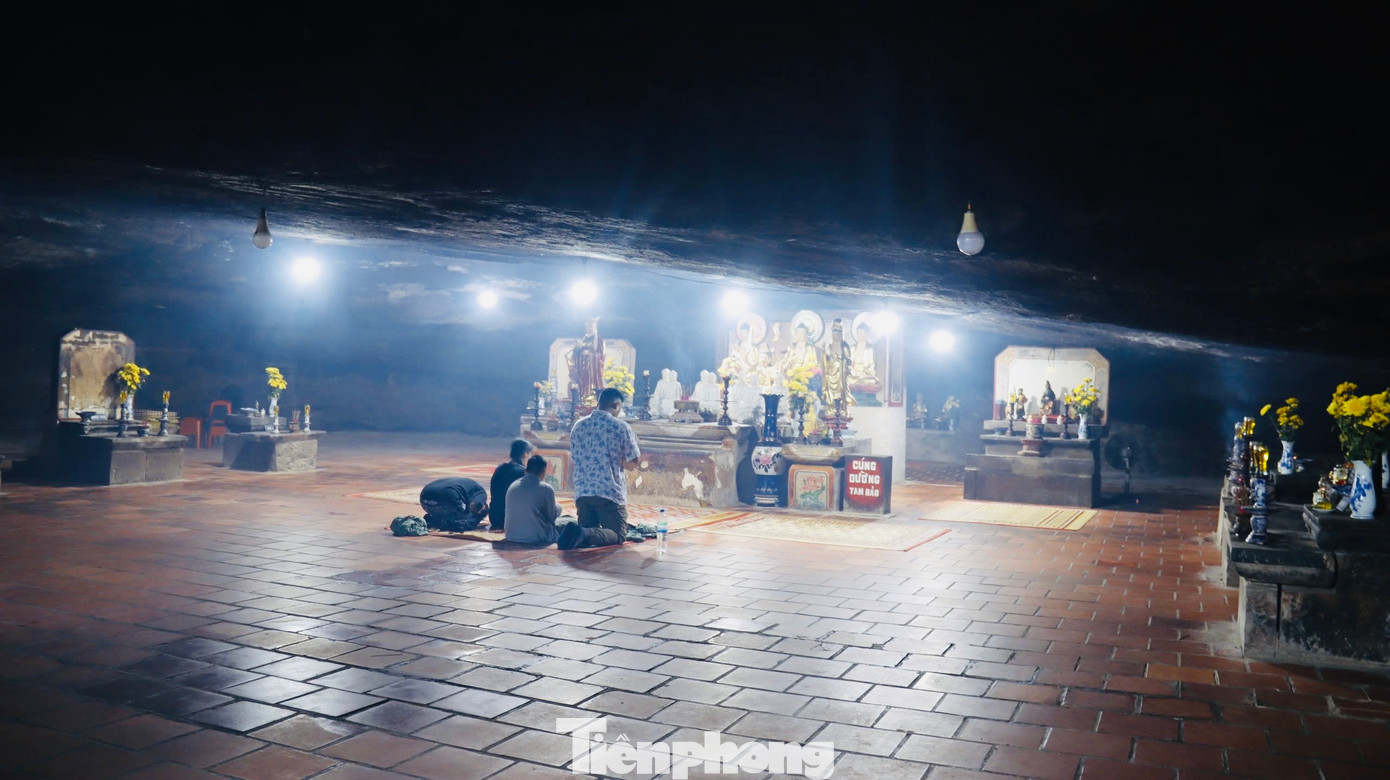 Chùa Hang có chiều sâu 24 m, rộng 20 m, cao 3,2 m. Trong chính điện có nhiều ban thờ Phật, các vị tiền hiền của làng An Hải (huyện Lý Sơn). Do nằm trong hang đá nên không khí trong chùa mát mẻ quanh năm. Ảnh: Nguyễn Ngọc