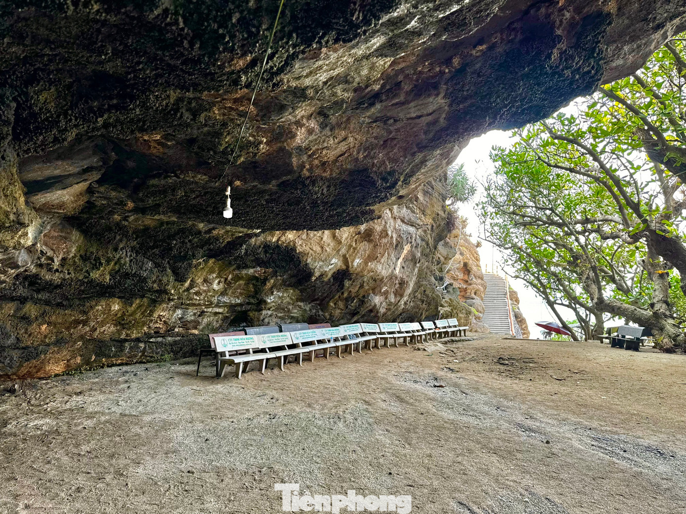 Xung quanh chùa Hang là các vách đá nham thạch. Đứng trong chùa Hang, nghe tiếng những hạt nước rơi từ những nhũ đá. Ảnh: Nguyễn Ngọc