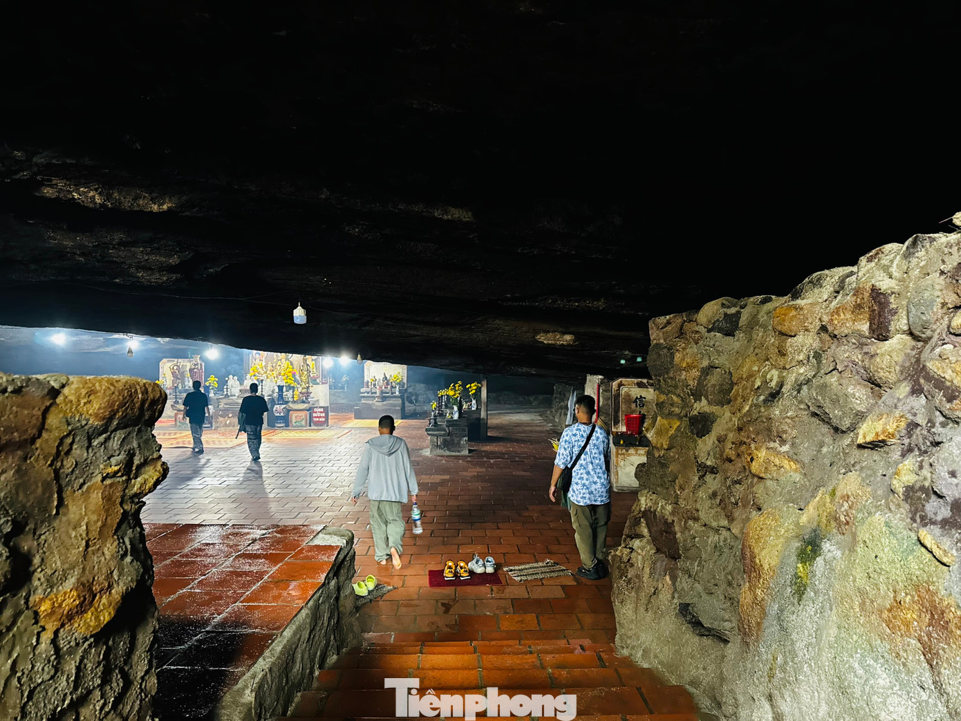 Sở dĩ quen gọi tên là chùa Hang vì chùa nằm trong hang đá dưới chân ngọn núi lửa Thới Lới. Đây là hang đá lớn nhất trong hệ thống hang đá ở đảo Lý Sơn. Ảnh: Nguyễn Ngọc