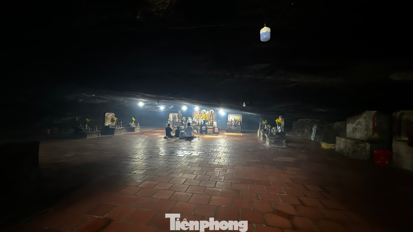 Sở dĩ quen gọi tên là chùa Hang vì chùa nằm trong hang đá dưới chân ngọn núi lửa Thới Lới. Đây là hang đá lớn nhất trong hệ thống hang đá ở đảo Lý Sơn. Ảnh: Nguyễn Ngọc