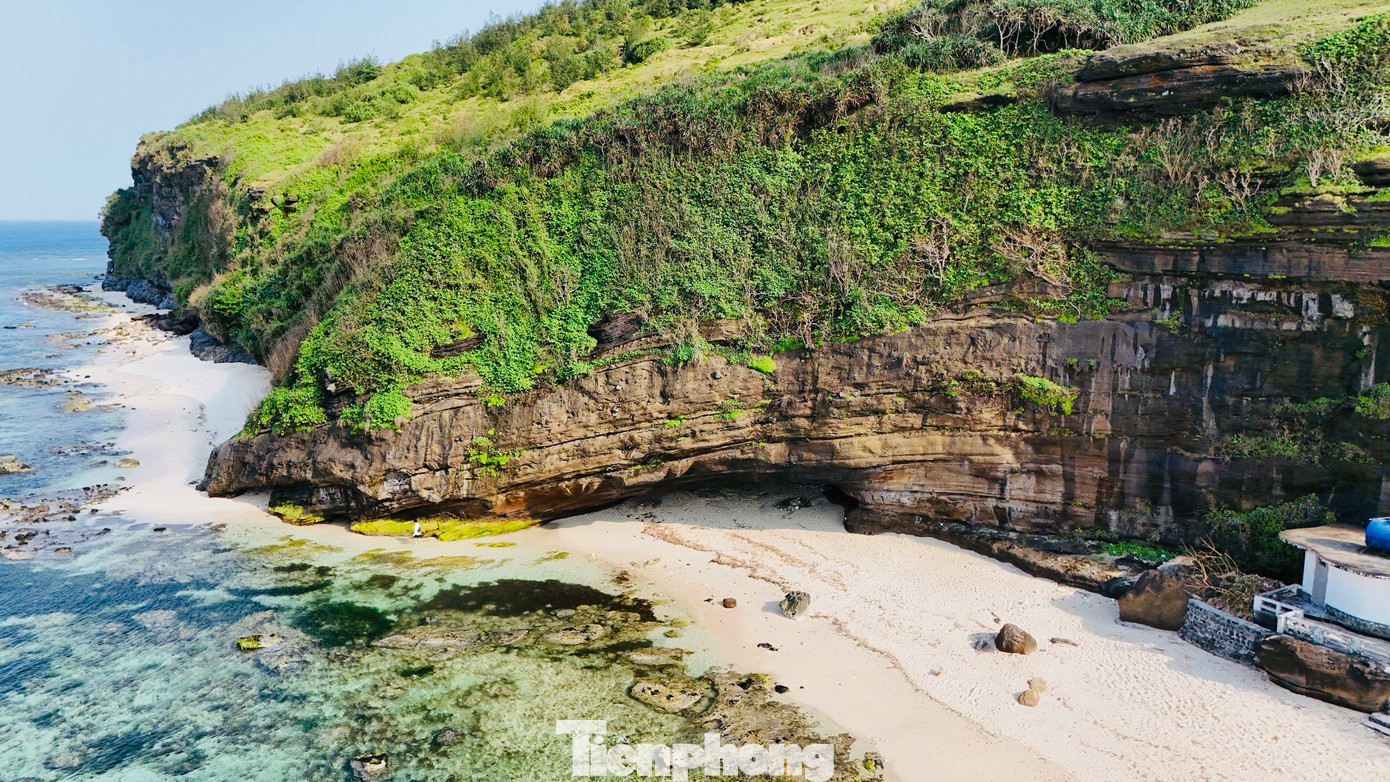 Xung quanh chùa Hang là các vách đá nham thạch. Đứng trong chùa Hang, nghe tiếng những hạt nước rơi từ những nhũ đá. Ảnh: Nguyễn Ngọc