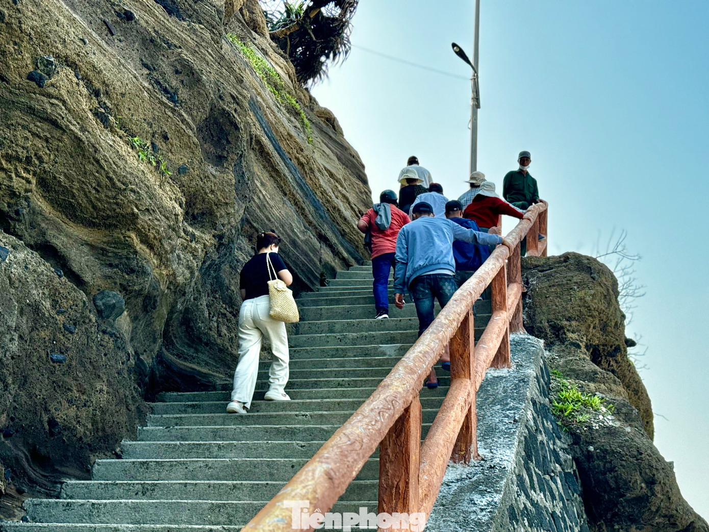 Ông Nguyễn Văn Triển (trú thôn Tây An Hải, huyện Lý Sơn) chia sẻ, nhiều nhà sư đến với chùa nhưng chỉ ở thời gian ngắn rồi ra đi, không hiểu lý do vì sao... Ảnh: Nguyễn Ngọc