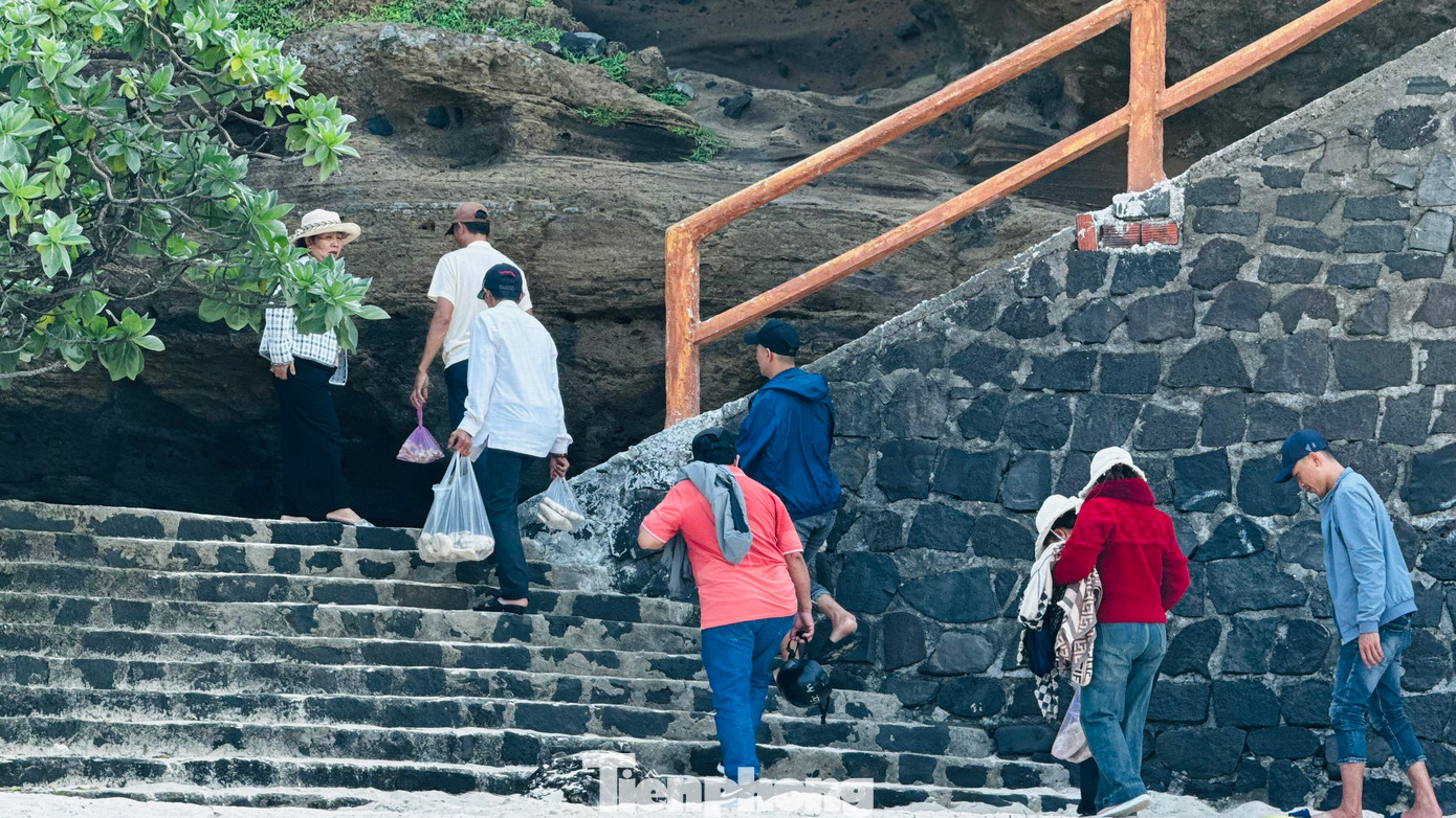 Ông Nguyễn Văn Triển (trú thôn Tây An Hải, huyện Lý Sơn) chia sẻ, nhiều nhà sư đến với chùa nhưng chỉ ở thời gian ngắn rồi ra đi, không hiểu lý do vì sao... Ảnh: Nguyễn Ngọc