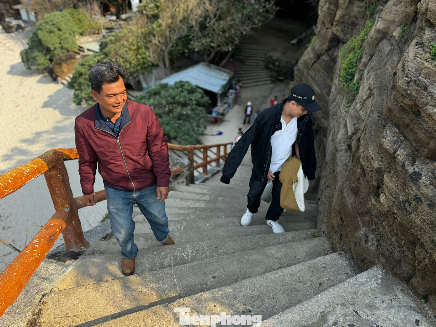 Ông Nguyễn Văn Triển (trú thôn Tây An Hải, huyện Lý Sơn) chia sẻ, nhiều nhà sư đến với chùa nhưng chỉ ở thời gian ngắn rồi ra đi, không hiểu lý do vì sao... Ảnh: Nguyễn Ngọc