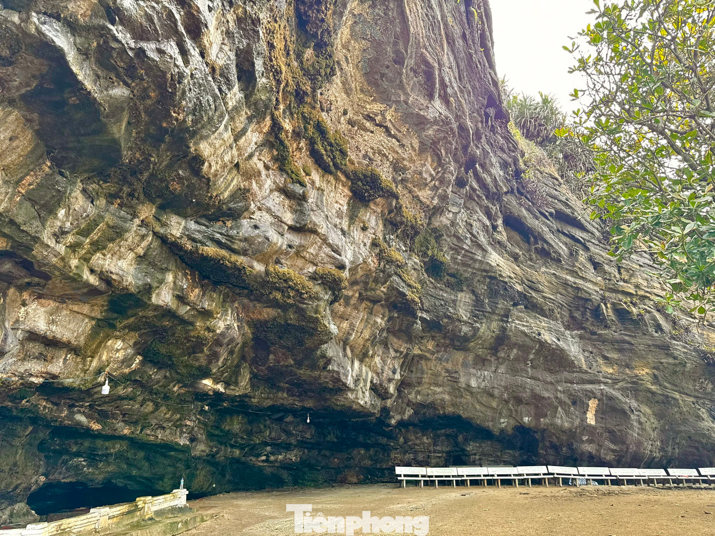 Xung quanh chùa Hang là các vách đá nham thạch. Đứng trong chùa Hang, nghe tiếng những hạt nước rơi từ những nhũ đá. Ảnh: Nguyễn Ngọc