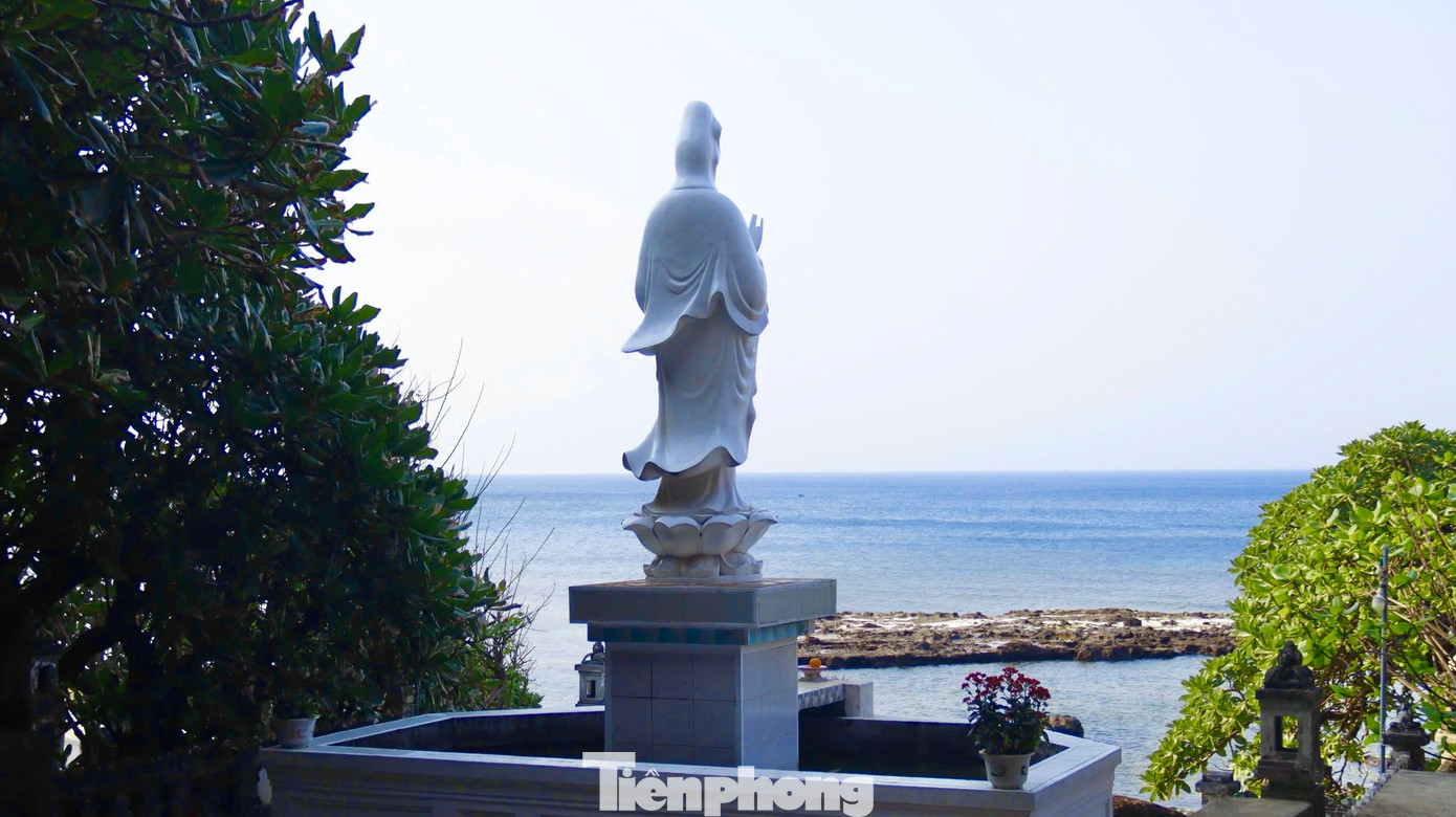 Khu vực trước chùa Hang là dãy bàng cổ thụ, tượng Phật bà Quan Âm hướng ra biển. Ảnh: Nguyễn Ngọc