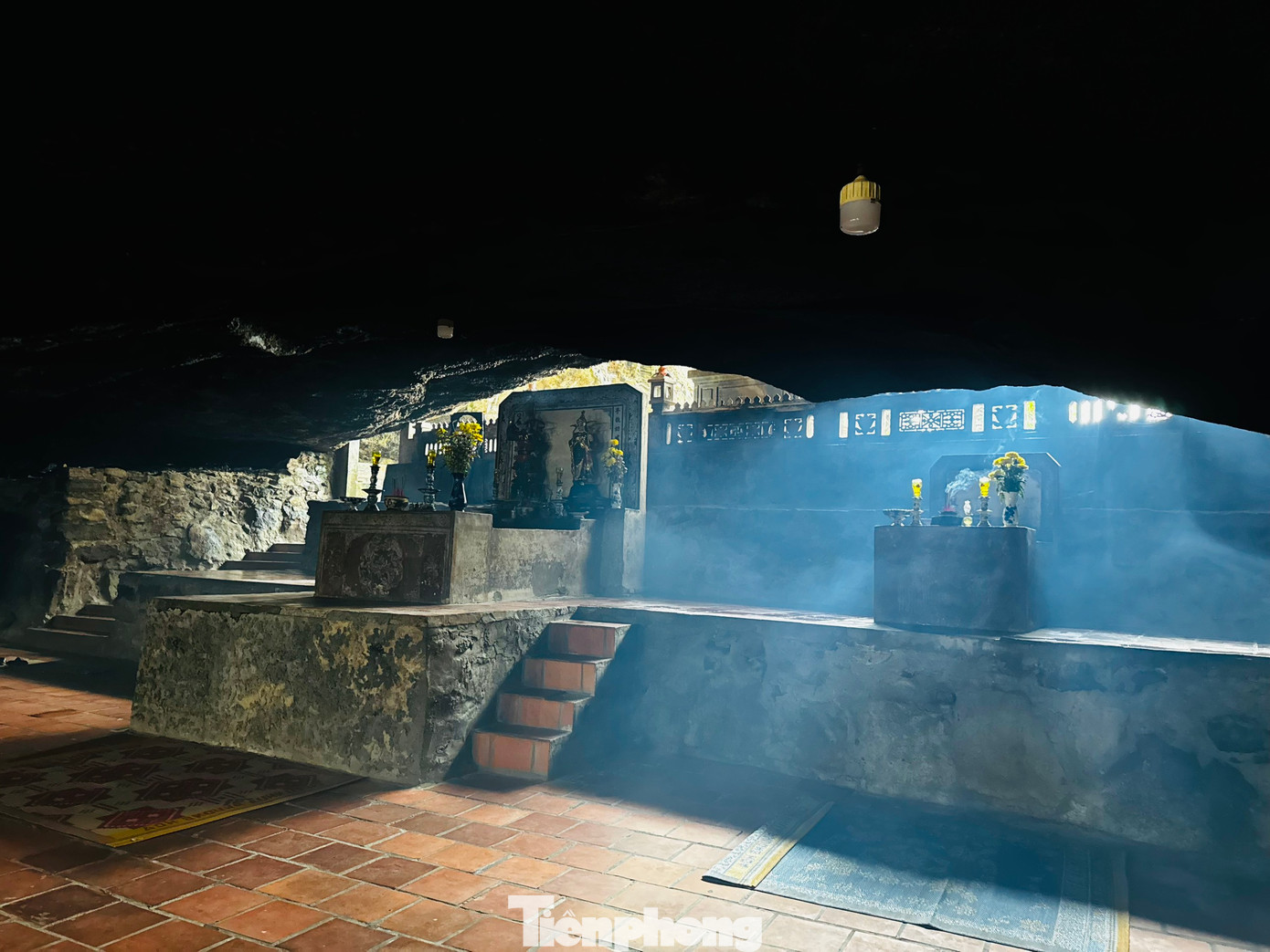 Các tượng Phật được bài trí đơn giản, khói nhang lan tỏa giữa không gian trầm mặc, ánh sáng từ bên ngoài chiếu vào tạo nên một khung cảnh huyền ảo. Ảnh: Nguyễn Ngọc