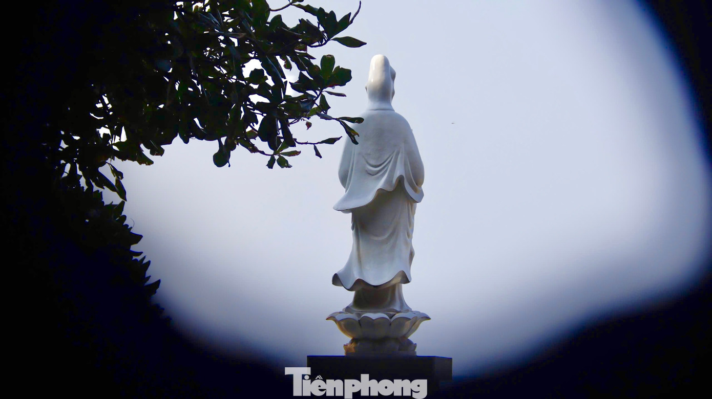 Khu vực trước chùa Hang là dãy bàng cổ thụ, tượng Phật bà Quan Âm hướng ra biển. Ảnh: Nguyễn Ngọc