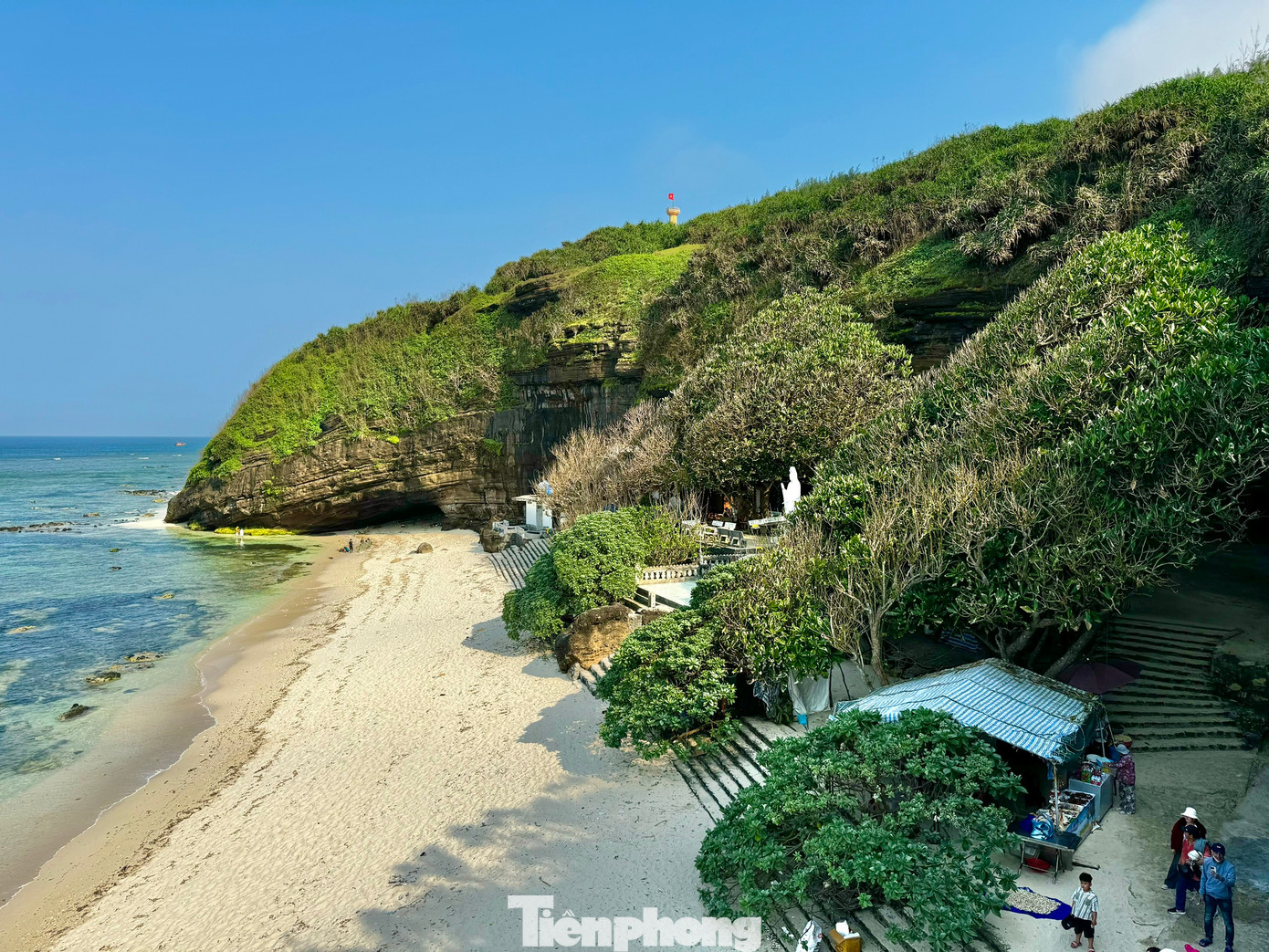 Hàng nghìn năm trước, nước biển xâm thực tạo nên hang đá dưới chân núi. Sau đó, người Chămpa tận dụng nơi này làm đền thờ các vị thần Bà la môn. Đến thế kỷ XVII, những người Việt đến khai phá đảo Lý Sơn đã xây dựng tại đây ngôi chùa thờ Phật. Ảnh: Nguyễn Ngọc