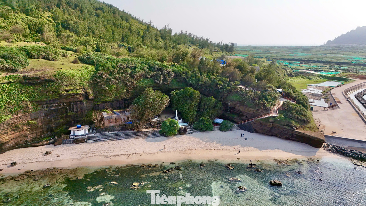 Chùa Hang ngự dưới chân ngọn núi lửa Thới Lới (huyện đảo Lý Sơn, tỉnh Quảng Ngãi), ngọn núi lửa đã ngủ quên trên đảo Lý Sơn. Ảnh: Nguyễn Ngọc