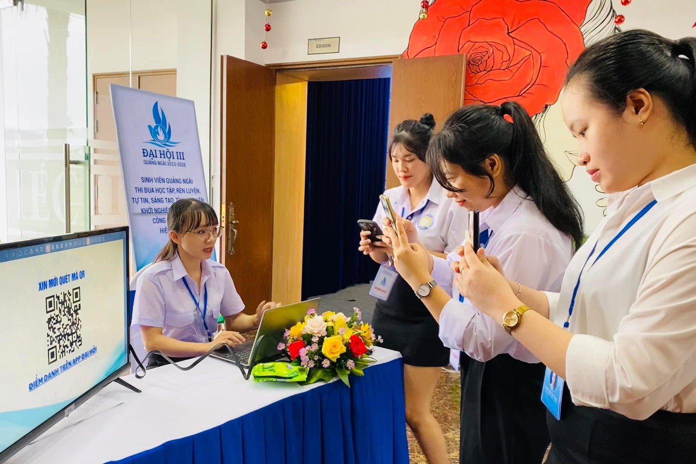 Đại biểu dùng app Đại hội Hội Sinh viên Việt Nam quét mã QR để điểm danh. Đại biểu dùng app Đại hội Hội Sinh viên Việt Nam quét mã QR để điểm danh.