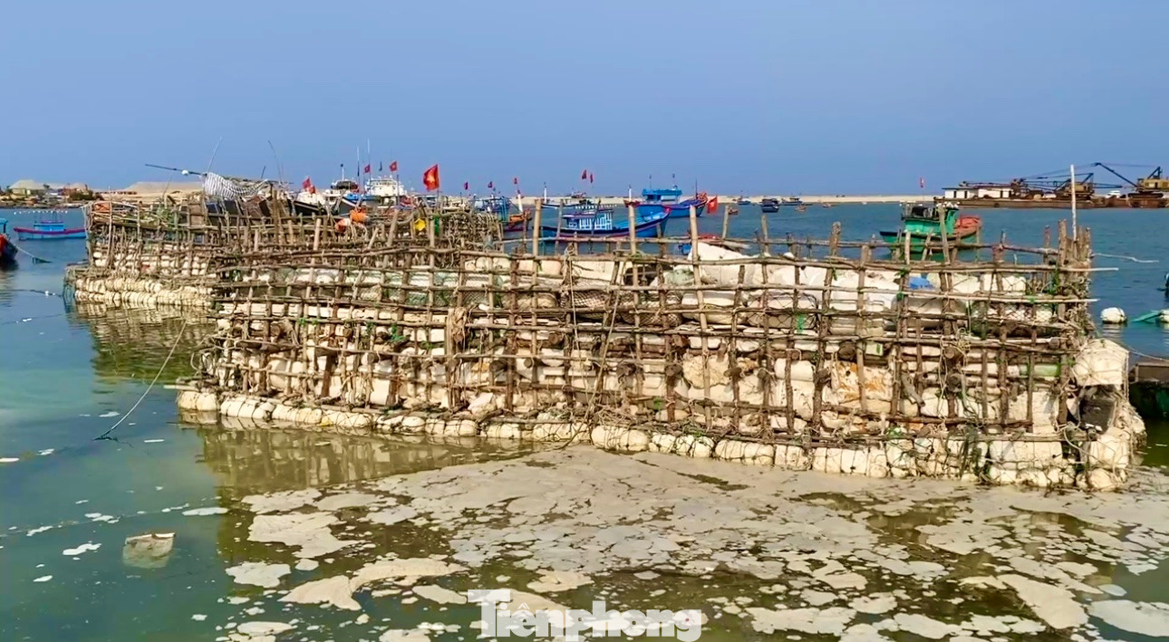 Bè bơm hút cát ở khu vực vũng neo đậu tàu thuyền Lý Sơn.