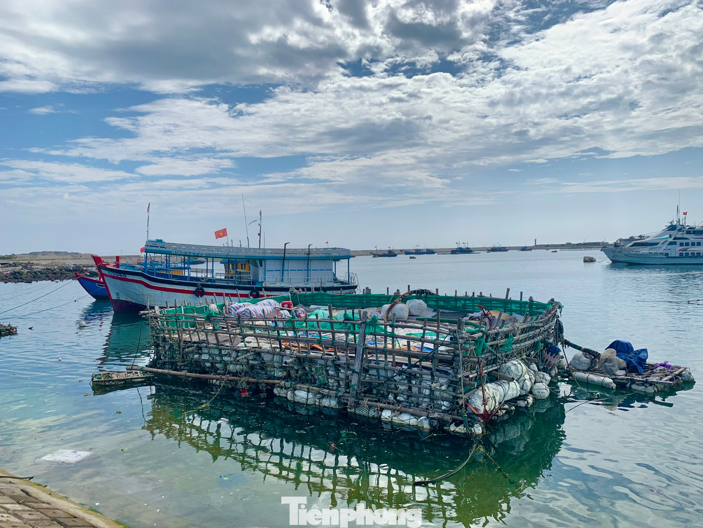 Các bè bơm hút cát hoạt động làm xuất hiện nguy cơ bồi lắng tại vũng neo đậu.