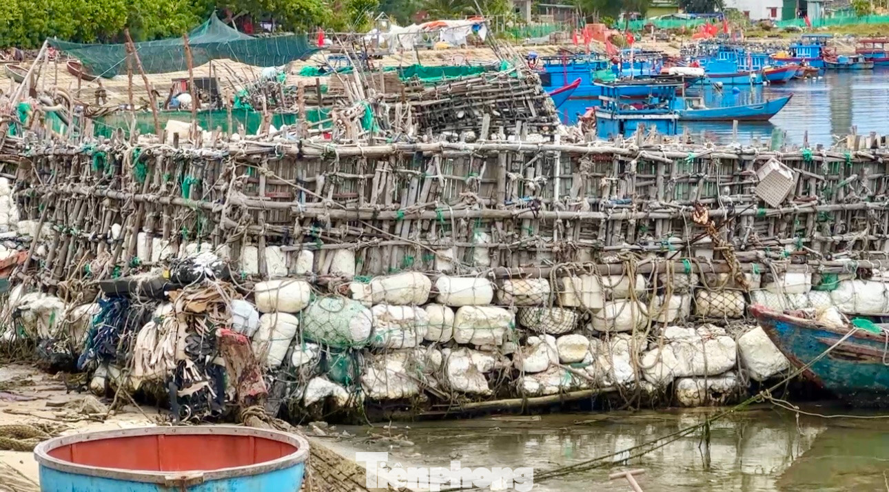 Bè bơm hút cát ở khu vực vũng neo đậu tàu thuyền Lý Sơn.