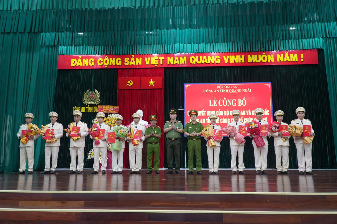 Lãnh đạo công an tỉnh tặng hoa và trao quyết định cho các cán bộ được điều động, bố trí lãnh đạo cấp phòng.