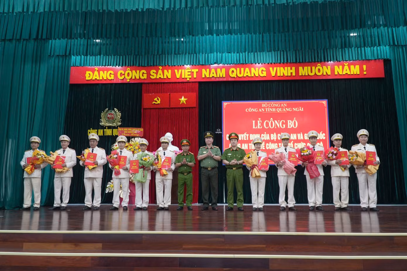 Lãnh đạo công an tỉnh tặng hoa và trao quyết định cho các cán bộ được điều động, bố trí lãnh đạo cấp phòng.
