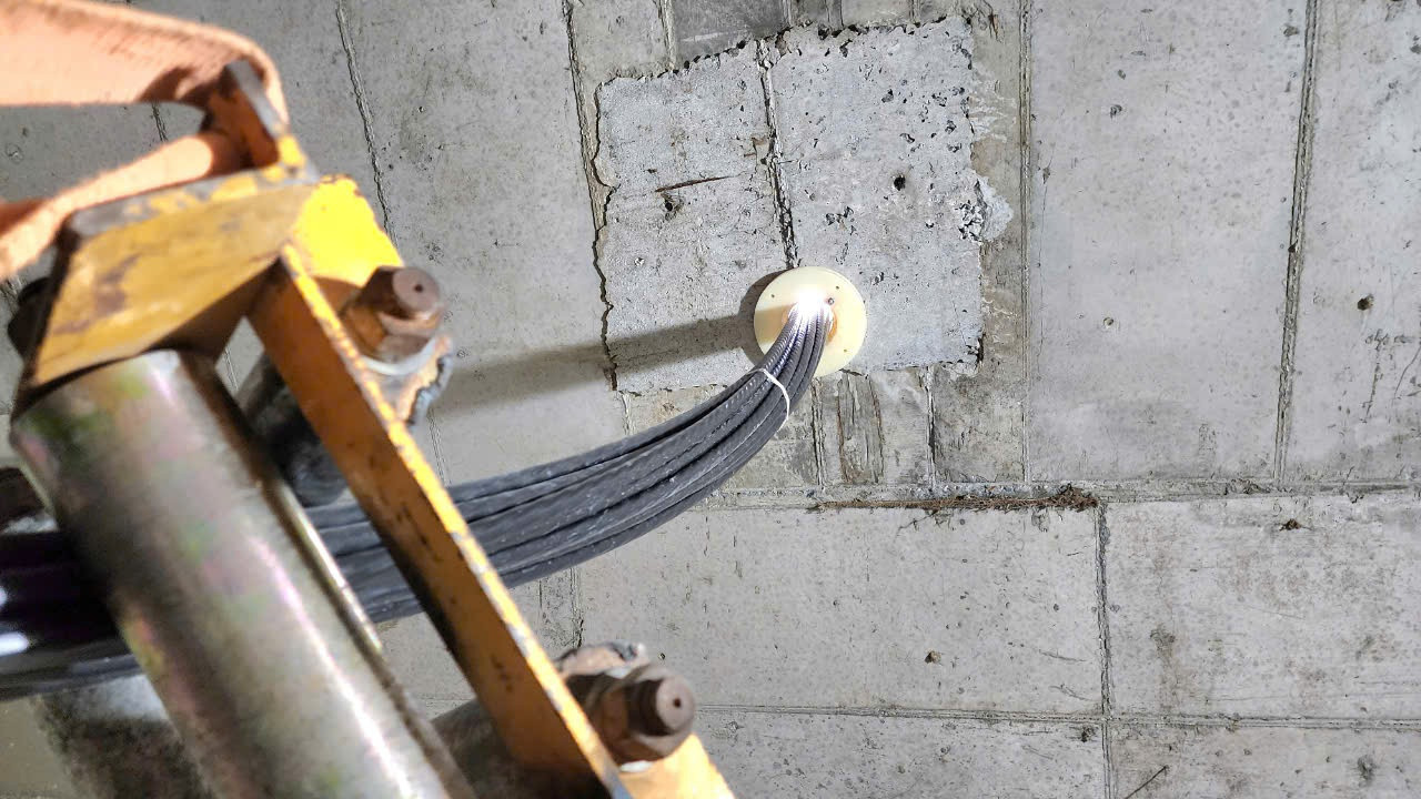 Đối với 3 nhịp 78m phải tăng số bó cáp lên gấp đôi. Do đó để đảm bảo tiến độ dự án nhà thầu sử dụng 8 bộ kích cáp để đồng loạt kéo căng 8 bó cáp cùng lúc. Hiện hoạt động rải cáp đã hoàn thành và nhà thầu luồn cáp để kéo căng.