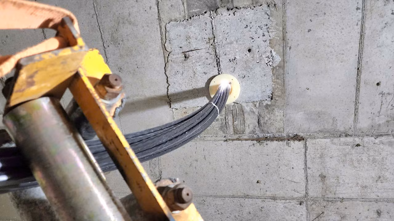Đối với 3 nhịp 78m phải tăng số bó cáp lên gấp đôi. Do đó để đảm bảo tiến độ dự án nhà thầu sử dụng 8 bộ kích cáp để đồng loạt kéo căng 8 bó cáp cùng lúc. Hiện hoạt động rải cáp đã hoàn thành và nhà thầu luồn cáp để kéo căng.