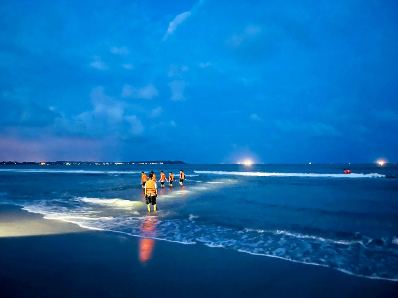 Phòng Cảnh sát PCCC&amp;CNCH Công an tỉnh Quảng Ngãi tổ chức tìm kiếm nạn nhân.