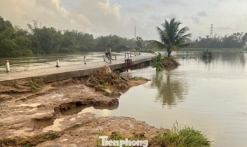 Tuyến đường bờ kè phường Phổ Minh bị sụp, toác do nước chảy xiết... Tuyến đường bờ kè phường Phổ Minh bị sụp, toác do nước chảy xiết...