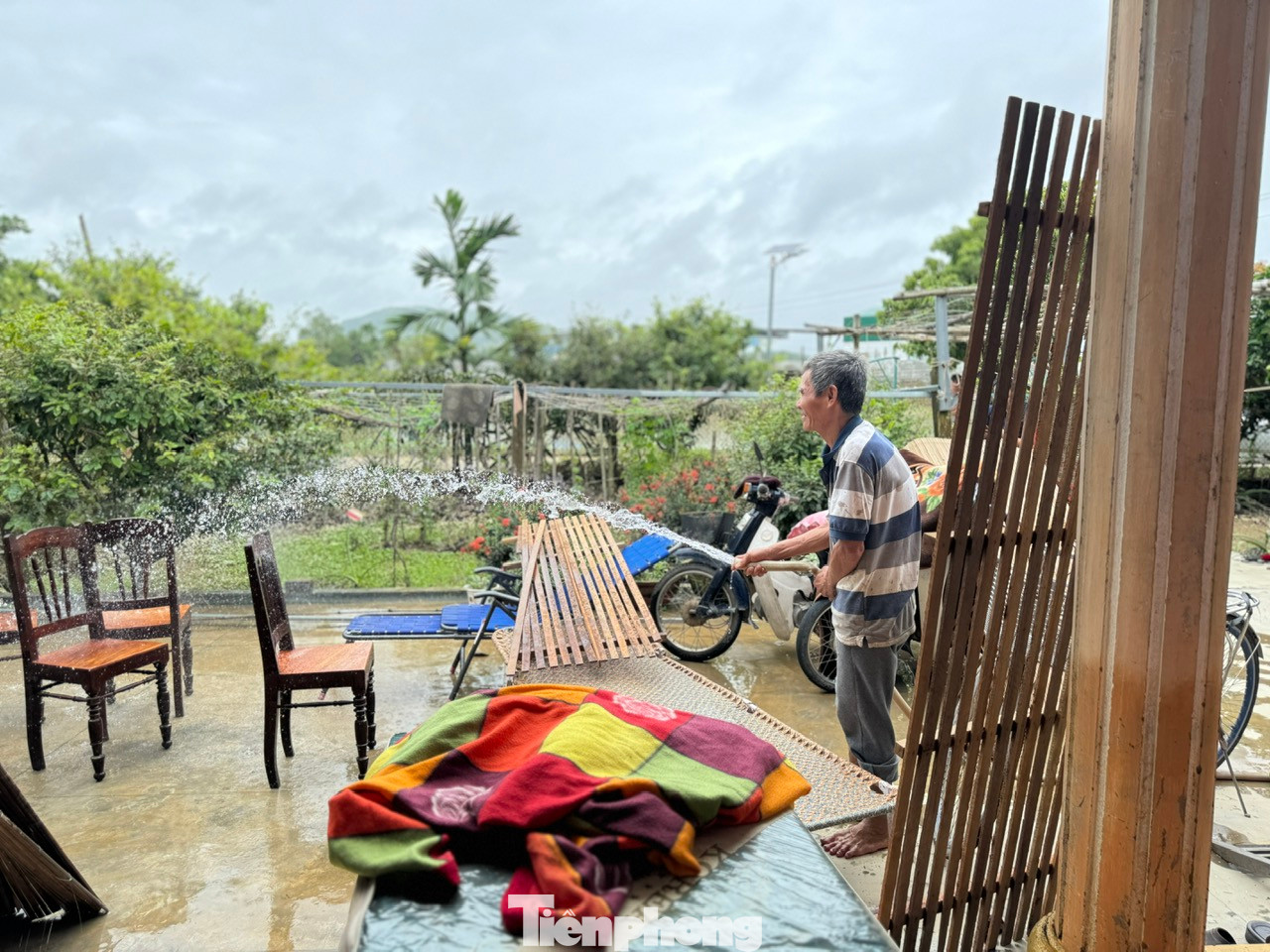 Người dân vùng ngập lũ ở thị xã Đức Phổ dọn dẹp nhà cửa ổn định cuộc sống. Người dân vùng ngập lũ ở thị xã Đức Phổ dọn dẹp nhà cửa ổn định cuộc sống.