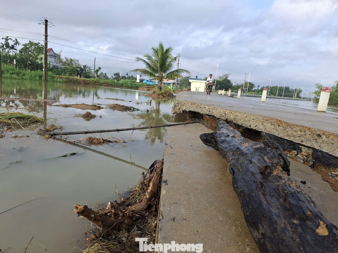 Nhiều đoạn bị khoét sâu ảnh hưởng đến kết cấu của đường. Nhiều đoạn bị khoét sâu ảnh hưởng đến kết cấu của đường.
