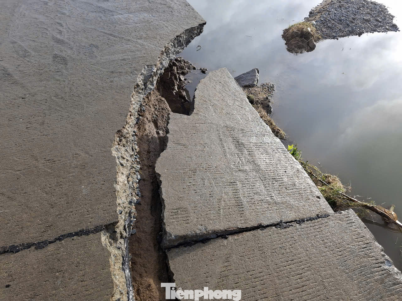 Nhiều đoạn bị khoét sâu ảnh hưởng đến kết cấu của đường. Nhiều đoạn bị khoét sâu ảnh hưởng đến kết cấu của đường.