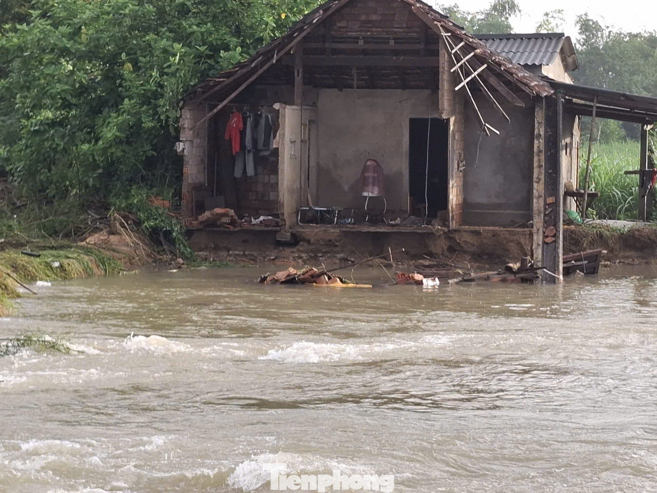 Nhà người ở thị xã Đức Phổ bị nước lũ khoét sâu vào móng nhà. Nhà người ở thị xã Đức Phổ bị nước lũ khoét sâu vào móng nhà.