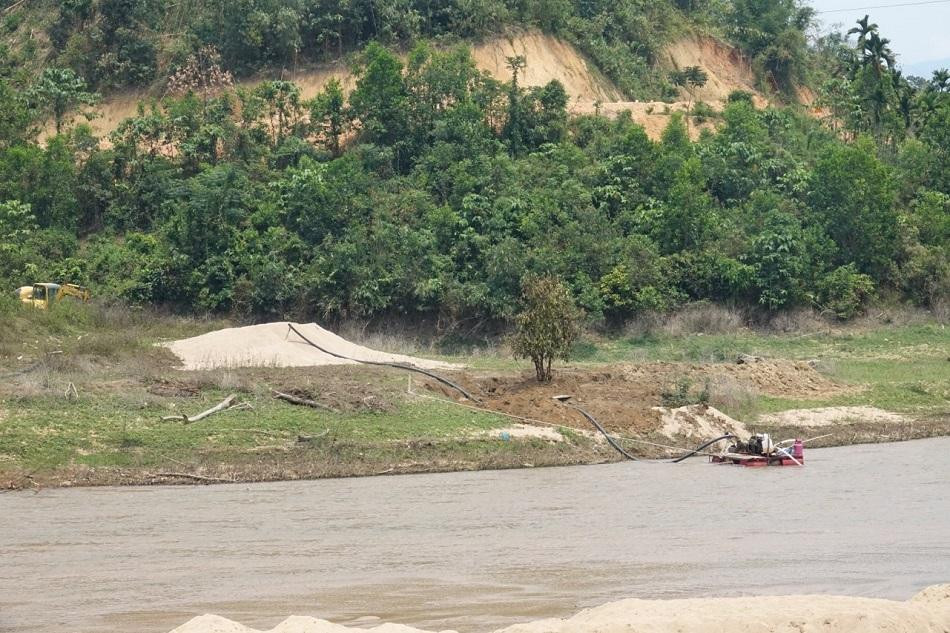 Chủ đầu tư đưa bè hút và tập kết cát tại khu vực gần cầu Tà Meo, xã Sơn Liên, huyện Sơn Tây, tỉnh Quảng Ngãi.