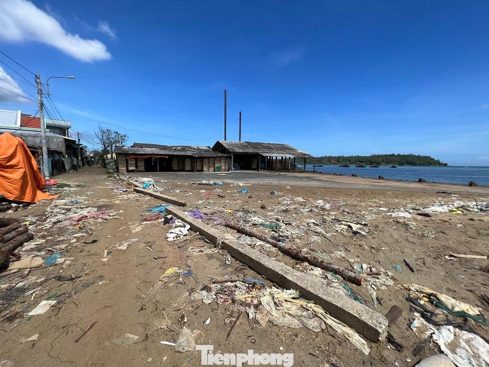 &quot;Hàng năm chính quyền đều tổ chức ra quân xử lý nhưng rác thải từ nơi khác vẫn trôi theo các con sông rồi tấp vào bờ biển này gây ô nhiễm. Tình trạng này kéo dài ảnh hưởng rất lớn đến đời sống người dân địa phương. Hiện chính quyền đã kiến nghị với cấp trên, bên cạnh đó sẽ tổ chức lực lượng ra quân thu gom rác thải khu vực này. Trước mắt dọn dẹp để phục vụ việc người dân vui xuân đón Tết, về lâu về dài sẽ có phương án xử lý dứt điểm&quot;, ông Thanh nói.