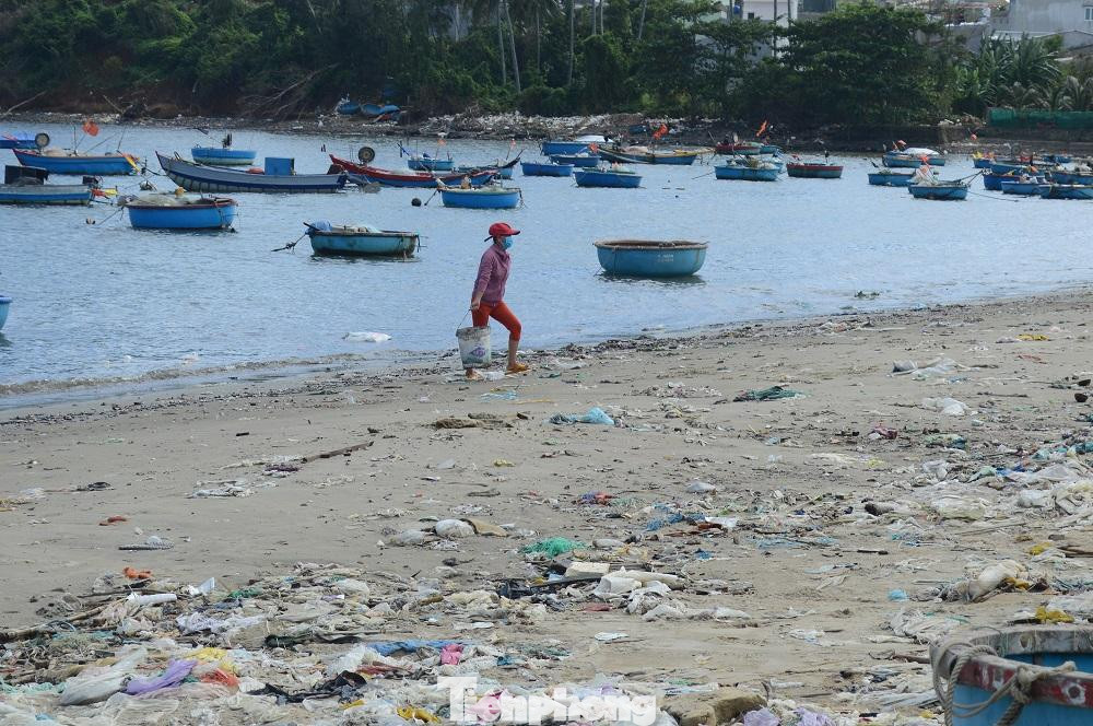 Tình trạng này không chỉ bây giờ mới diễn ra mà theo người dân, năm nào cũng có. Qua mùa mưa, chính quyền địa phương cùng người dân thường xuyên tổ chức các đợt ra quân dọn dẹp rác thải ở biển này, nhưng đâu lại vào đó.