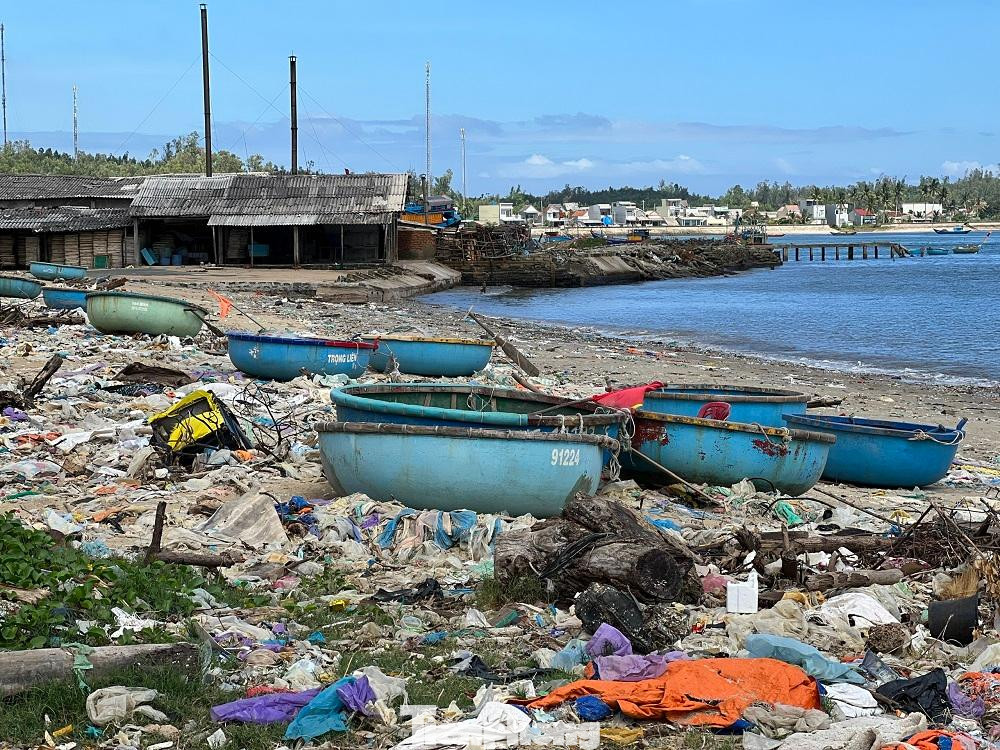 Bà Lê Thị Thân (trú thôn An Vĩnh, xã Tịnh Kỳ) cho hay, "không những là bao nilon và chai nhựa mà có cả xác chết động vật cũng trôi dạt vào rất nhiều, ruồi muỗi bâu đầy khiến người dân chúng tôi không chịu nổi. Mỗi bữa ăn như một cực hình với gia đình tôi. Trẻ nhỏ trong xóm cũng thường xuyên xảy ra các bệnh về hô hấp."