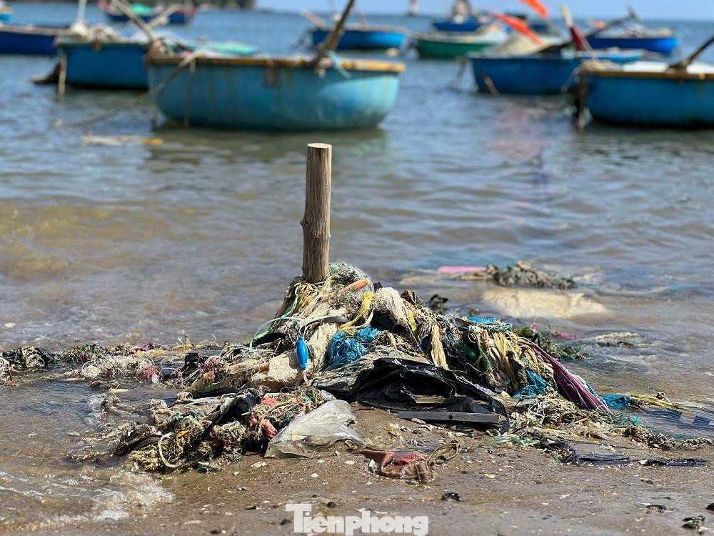 Ông Đoàn Văn Hoạt (trú thôn An Vĩnh, xã Tịnh Kỳ) cho biết, mỗi mùa mưa bão đi qua, sóng lớn và triều cường mạnh đã cuốn theo hàng tấn rác thải từ các dòng sông, suối trôi về biển. Sóng biển lại đẩy ngược vào rồi tập kết trên bờ biển thôn An Vĩnh tạo nên những bãi rác lộ thiên hôi thối.