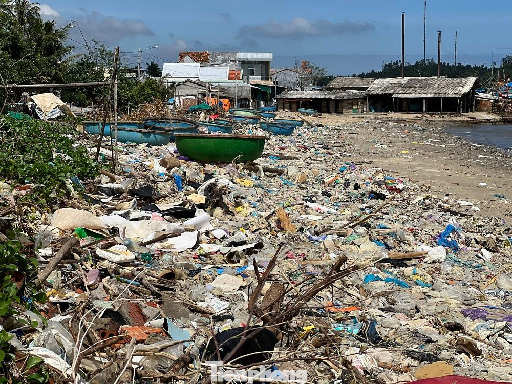 Trao đổi với PV, ông Nguyễn Hoài Thanh - Chủ tịch UBND xã Tịnh Kỳ (TP Quảng Ngãi) cho biết, tình trạng rác thải tấp vào bờ biển gây ô nhiễm đã kéo dài nhiều năm qua. Đặc biệt là mỗi mùa mưa bão đi qua kết hợp với triều cường đã kéo theo một lượng rác rất lớn tấp vào bờ biển ở thôn An Vĩnh.