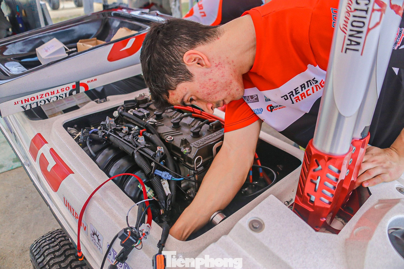 Theo các vận động viên, việc chăm sóc những "quái thú" đòi hỏi phải có sự am hiểu về kỹ thuật, động cơ. Ngoài việc đua, các vận động viên phải biết cách xử lý khi mô tô gặp vấn đề.