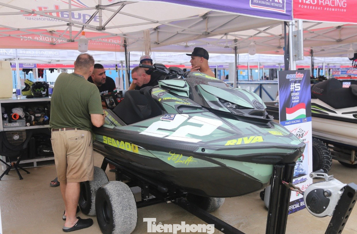 Theo các vận động viên, mỗi chiếc mô tô nước được mang đến giải đua có giá trung bình mỗi chiếc có giá từ 30.000 USD đến hơn 100.000 USD ( tương đương 750 triệu đồng đến gần 2,5 tỷ đồng).