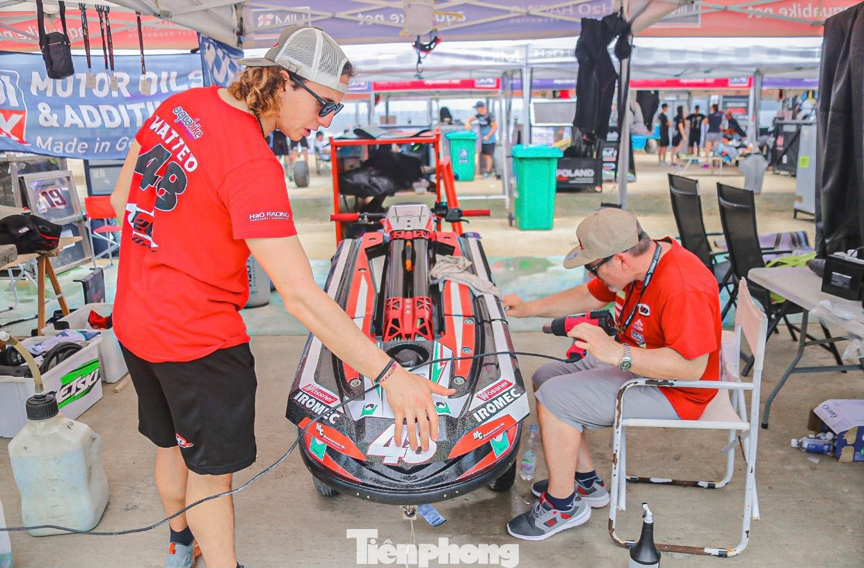 Những chiếc mô tô nước được các vận động viên, huấn luyện viên và đội ngũ kỹ thuật viên của các đội đua kiểm tra kỹ lưỡng từng chi tiết trước khi cho xuống nước. Chỉ cần mô tô sai sót, hỏng hóc nhỏ, sẽ ảnh hưởng đến thành tích cả đội đua.