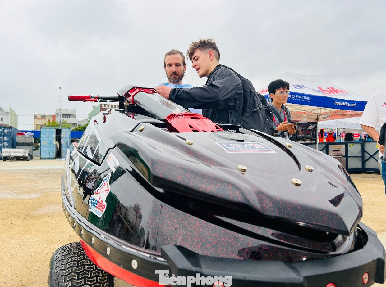 Một chiếc mô tô nước đắt tiền tại cuộc đua. Các vận động viên cùng trao đổi với nhau về các thông số động cơ sau khi chạy thử trên biển Quy Nhơn.