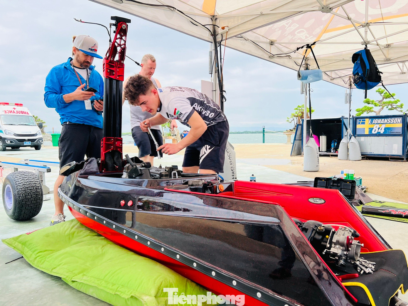 Đến chiều 21/3, 62 tay đua giỏi nhất trong làng đua mô tô nước thế giới, đến từ 26 quốc gia trên cùng dàn mô tô nước “khủng” đã có mặt tại TP Quy Nhơn để chuẩn bị tham gia vòng đua xếp hạng vị trí xuất phát (Pole Pasition) vào sáng 23/3, hứa hẹn mang đến cho khán giả Việt Nam những màn tranh tài nảy lửa.