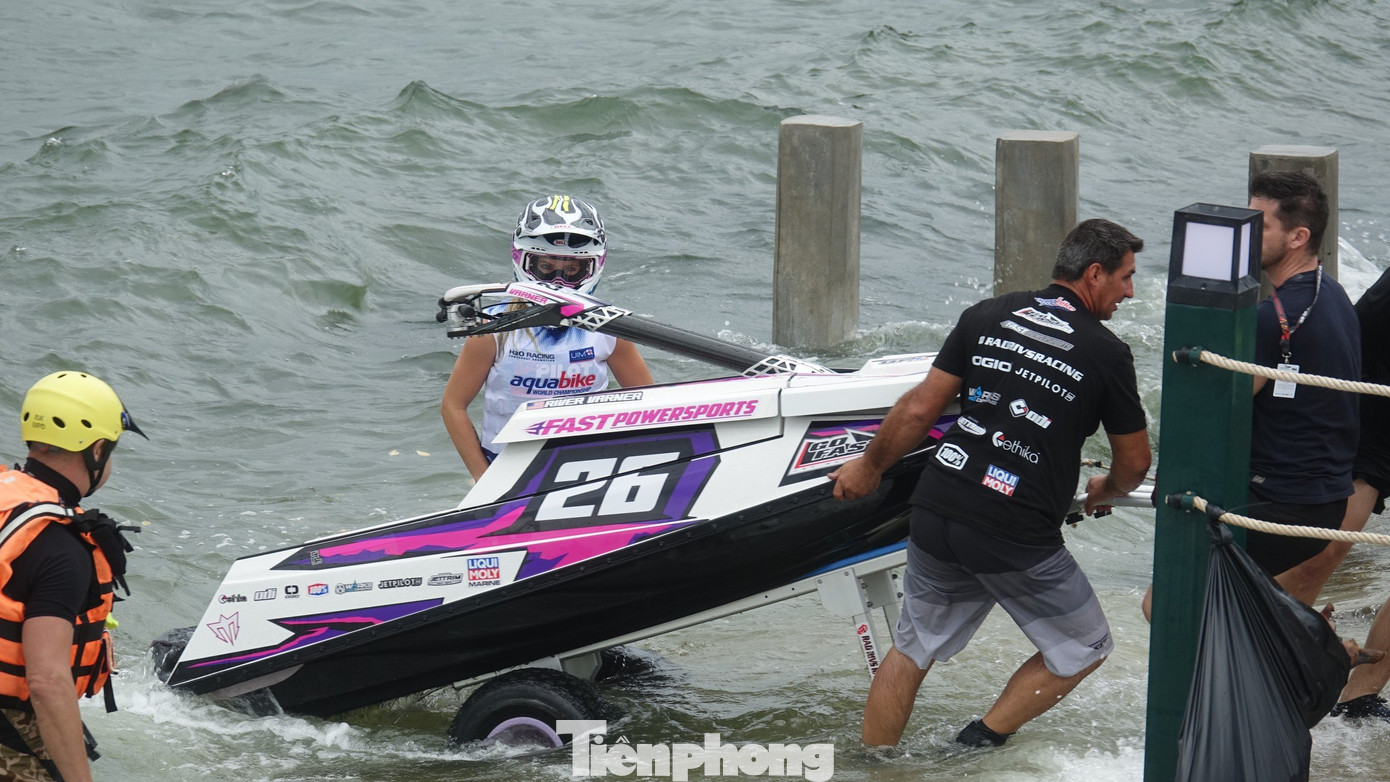 Cả vận động viên và huấn luyện viên cùng đưa mô tô lên bờ sau khi chạy thử đường đua trên đầm Thị Nại vào chiều 21/6