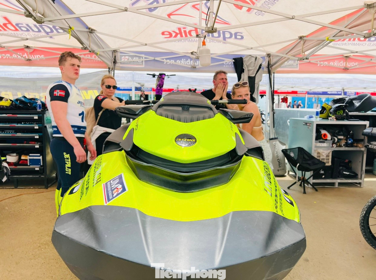 Giải đua mô tô nước UIM-ABP Aquabike World Championship sẽ chính thức khởi tranh tại đầm Thị Nại (TP Quy Nhơn) từ ngày 23 đến 24/3. Với động cơ phân khối lớn, chạy với tốc độ cao, những chiếc mô tô nước tham gia giải đua được mệnh danh là những "quái thú" trên mặt nước.