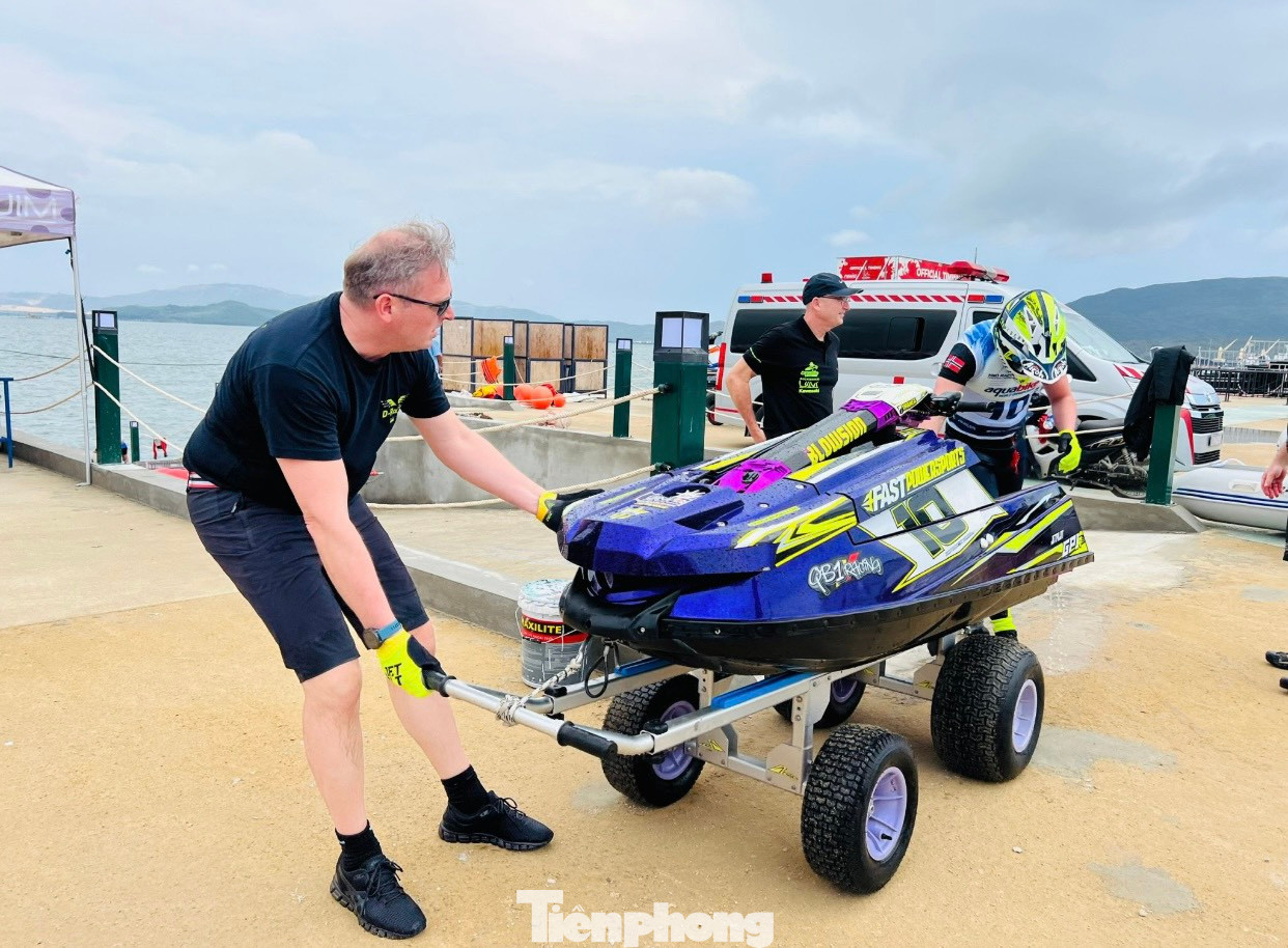 Sau khi kiểm tra kỹ thuật, các tay đua sẽ đưa các "quái thú" xuống đầm Thị Nại để chạy thử.