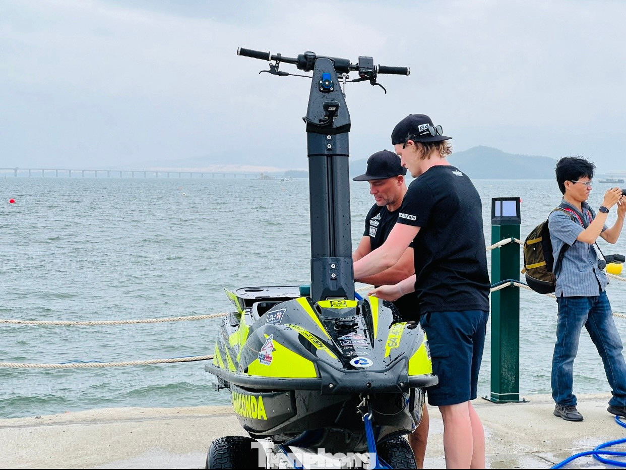 Tranh thủ làm quen với đường đua, thời tiết và kiểm tra kỹ thuật là những khâu hết sức quan trọng quyết định thắng lợi của các vận động viên và chiếc mô tô nước tham gia cuộc đua.