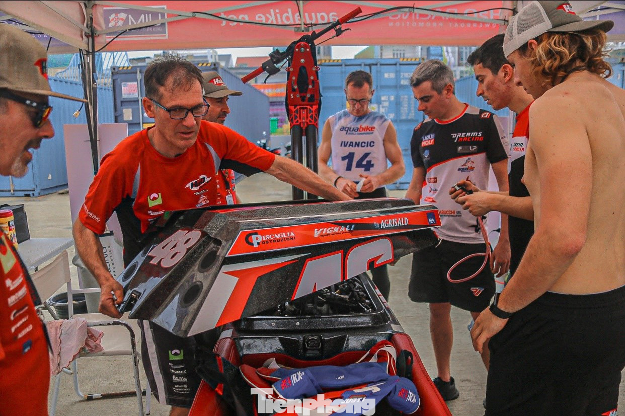 Đến chiều 21/3, 62 tay đua giỏi nhất trong làng đua mô tô nước thế giới, đến từ 26 quốc gia trên cùng dàn mô tô nước “khủng” đã có mặt tại TP Quy Nhơn để chuẩn bị tham gia vòng đua xếp hạng vị trí xuất phát (Pole Pasition) vào sáng 23/3, hứa hẹn mang đến cho khán giả Việt Nam những màn tranh tài nảy lửa.