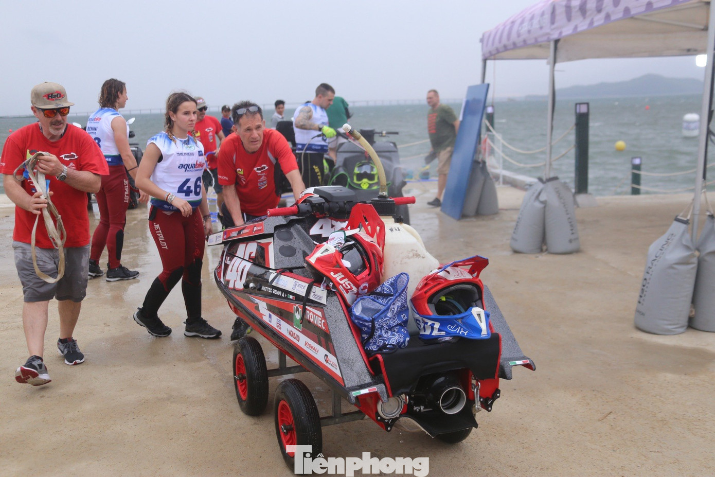 Sau khi kiểm tra kỹ thuật, các tay đua sẽ đưa các "quái thú" xuống đầm Thị Nại để chạy thử.